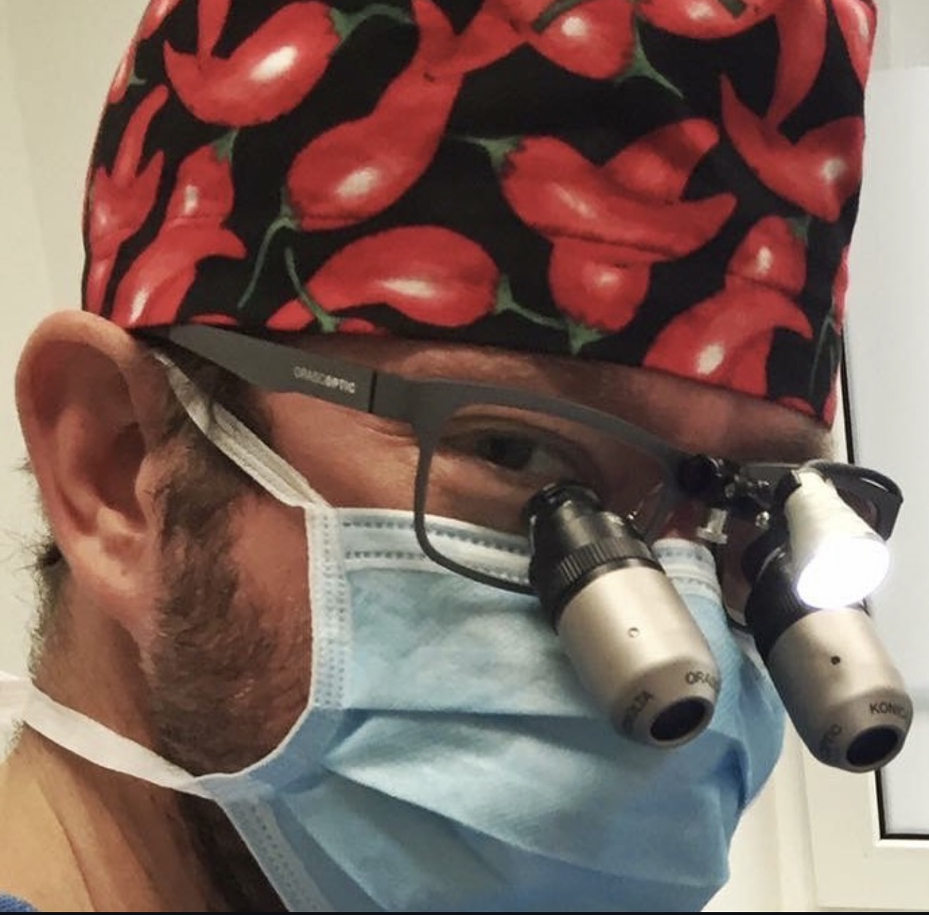 Dr. Jens Schäfer mit Lupenbrille bei einem chirurgischen Eingriff in Warendorf